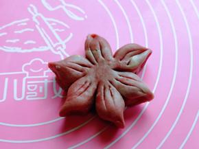 每一瓣之间用手捏紧，收尾处稍微整尖。