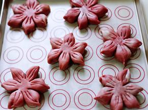 依次做好所有的桃花的形状，放在垫油纸的烤盘中。