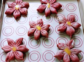 再每个桃花酥中间抹上蛋液。