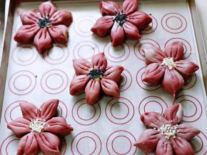 再撒上给白芝麻，如图。