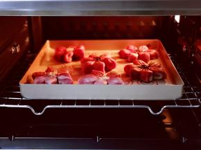 烤箱提前预热后，烤盘入烤箱中层。