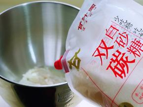 将面粉，温水放入厨师机中，加入白砂糖。