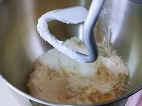 启动厨师机，揉面10分钟，看见面团揉到可以拉出手套膜就可以了。