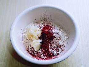 把油酥食材放入器具中，面粉＋红曲粉＋猪油，用筷子拌均匀，慢慢和成面即可。