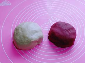 油酥和油皮的面团做好了，包上保鲜膜备用。