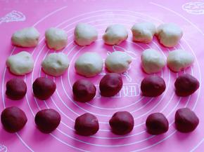 将油酥及油皮面团分割成12等份。