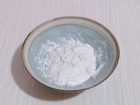 将波兰种食材全部放入器具中，密封好，室温发酵一夜。(这个季节室温发酵即可，如果夏天，要放去冰箱冷藏发酵一夜）