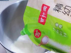 再加入幼砂糖，烘焙最好选用幼砂糖，烘焙专用，吃好糖，吃少糖。
