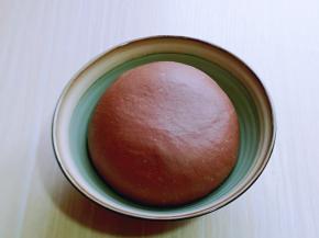 20分钟后已经有了不容易破的手套膜！将面团取出揉圆，放入发酵碗中。