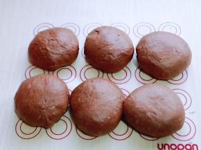 发酵好的面团分成6等份。，盖上保鲜膜松弛20分钟。