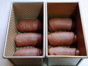 依次做好的卷，放入吐司模具中。（我的模具450g）