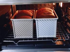 发酵至9分满即可开始烤，入烤箱底层。