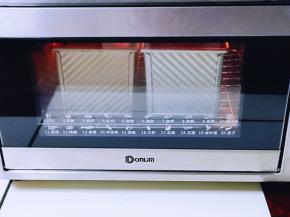 上145度，下管150度烤55分钟，注意观察上色情况，上色立即＋盖一张锡纸！（具体温度及时间根据自家烤箱性能另定）