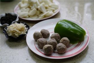 备好所用食材，牛肉丸，菜椒，虾皮，橄榄菜，年糕。