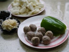 备好所用食材，牛肉丸，菜椒，虾皮，橄榄菜，年糕。