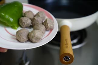 锅里加水煮开，将牛肉丸下锅煮至浮起。