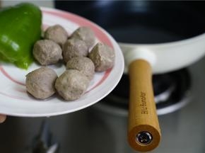 锅里加水煮开，将牛肉丸下锅煮至浮起。