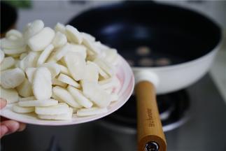 然后再加入年糕一并煮制。