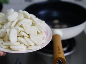 然后再加入年糕一并煮制。