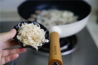 注意年糕不易煮太长时间，在下年糕的时候就直接加入虾皮。