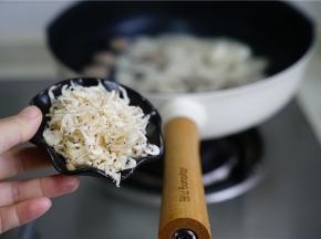 注意年糕不易煮太长时间，在下年糕的时候就直接加入虾皮。