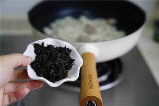 然后再加入橄榄菜调味。