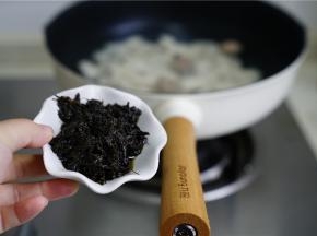 然后再加入橄榄菜调味。