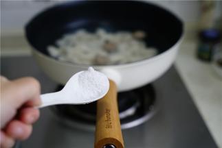 最后再加入细盐及料酒调个味。