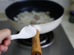 最后再加入细盐及料酒调个味。