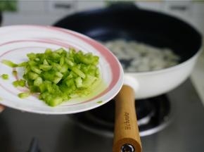 最后再加入菜椒丁煮一下就可以。
