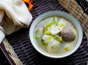 如图这样子一份橄榄牛肉丸汤年糕就完成啦。