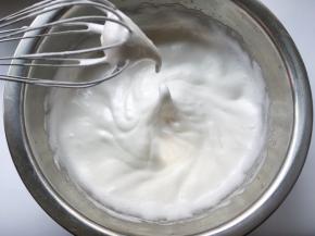 蛋白加几滴柠檬汁，分次加入剩下的细砂糖打发至湿性发泡，打蛋器提起有个长长的尖但不滴下来，，预热烤箱160度
