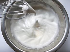 蛋白加几滴柠檬汁，分次加入剩下的细砂糖打发至湿性发泡，打蛋器提起有个长长的尖但不滴下来，，预热烤箱160度
