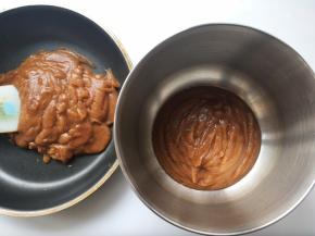 先取150克红枣泥放容器内放一旁备用
