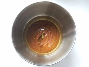 枣泥奶冻做好后，再来做蛋糕，红枣泥中加入玉米油，用蛋抽搅拌均匀，看不到油点颗粒即可