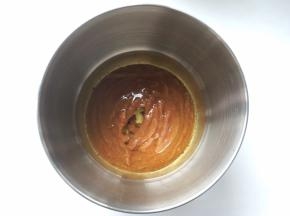 枣泥奶冻做好后，再来做蛋糕，红枣泥中加入玉米油，用蛋抽搅拌均匀，看不到油点颗粒即可