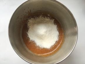 过筛低筋面粉，搅拌均匀
