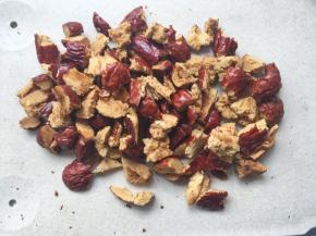 红枣去核后取110克红枣切成小碎块
