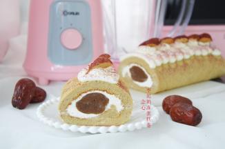冰箱取出蛋糕卷，在表层挤上淡奶油，装饰上红枣，过筛一点红曲粉，美味的枣泥奶冻蛋糕卷就做好啦，切开就可以享受美食啦