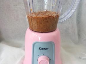 红枣碎泡好后，启动电源，将红枣打成细腻的枣泥