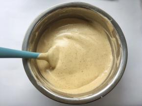 再加入剩下的蛋白霜翻拌均匀
