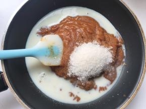 剩下的枣泥刮干净，倒在不粘锅内，加30克砂糖跟牛奶