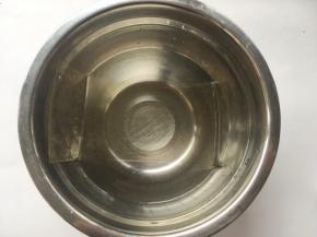 吉利丁放入冷水中泡软
