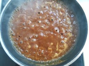 小火加热，边加热边搅拌至枣泥煮开