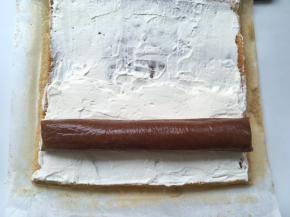 冰箱取出冷冻的枣泥奶冻，放在淡奶油上
