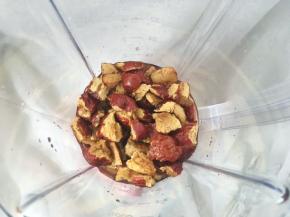 之后将红枣跟水倒在东菱水果料理机内泡半个小时，让红枣变软一点，这样泡软的红枣打成枣泥会比较细腻
