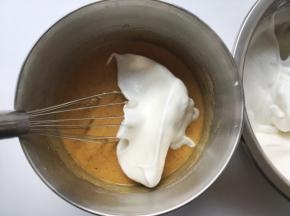 取一小部分蛋白霜加入到枣泥面糊中翻拌均匀