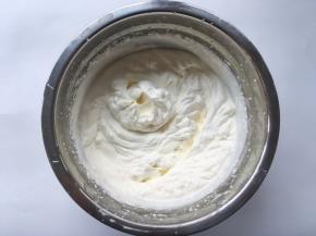 淡奶油加糖粉打发，出现清晰纹路即可，之后放冰箱冷藏，取两个红枣切成三角形，留着装饰蛋糕表面用
