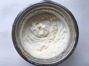 淡奶油加糖粉打发，出现清晰纹路即可，之后放冰箱冷藏，取两个红枣切成三角形，留着装饰蛋糕表面用
