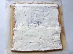 冰箱取出淡奶油，取一小部分装入裱花袋，留作表面装饰用，剩下的淡奶油抹在凉透的蛋糕表层
